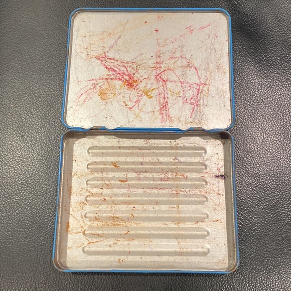 Vintage Art Utility Crayon Tin. - Picture 2 of 2